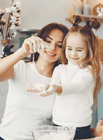 bambino-sitters-6 Babysitter and Child Baking