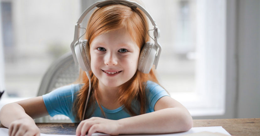 kid-listening Bambino Sitters